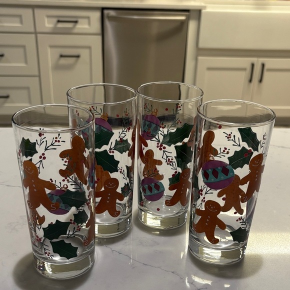 Festive Gingerbread and Holly Glasses set of 4 - Picture 2 of 4